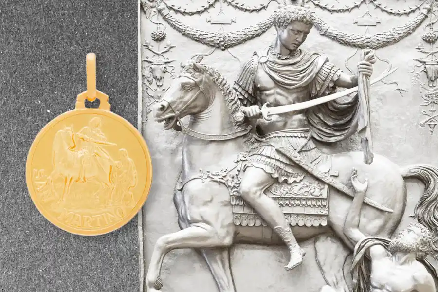 Una escultura y una medalla que reflejan la historia popular de la capa de San Martín de Tours.