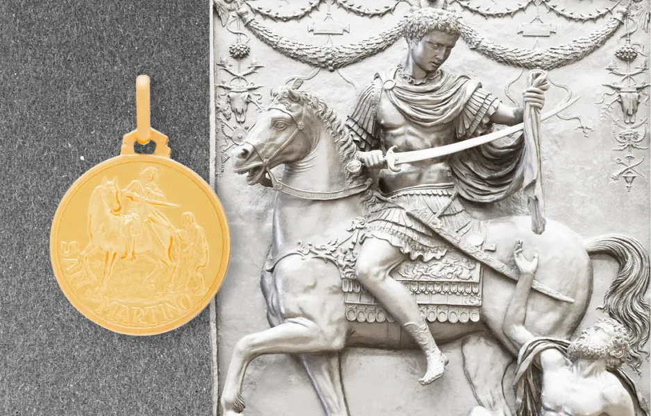 Una escultura y una medalla que reflejan la historia popular de la capa de San Martín de Tours.