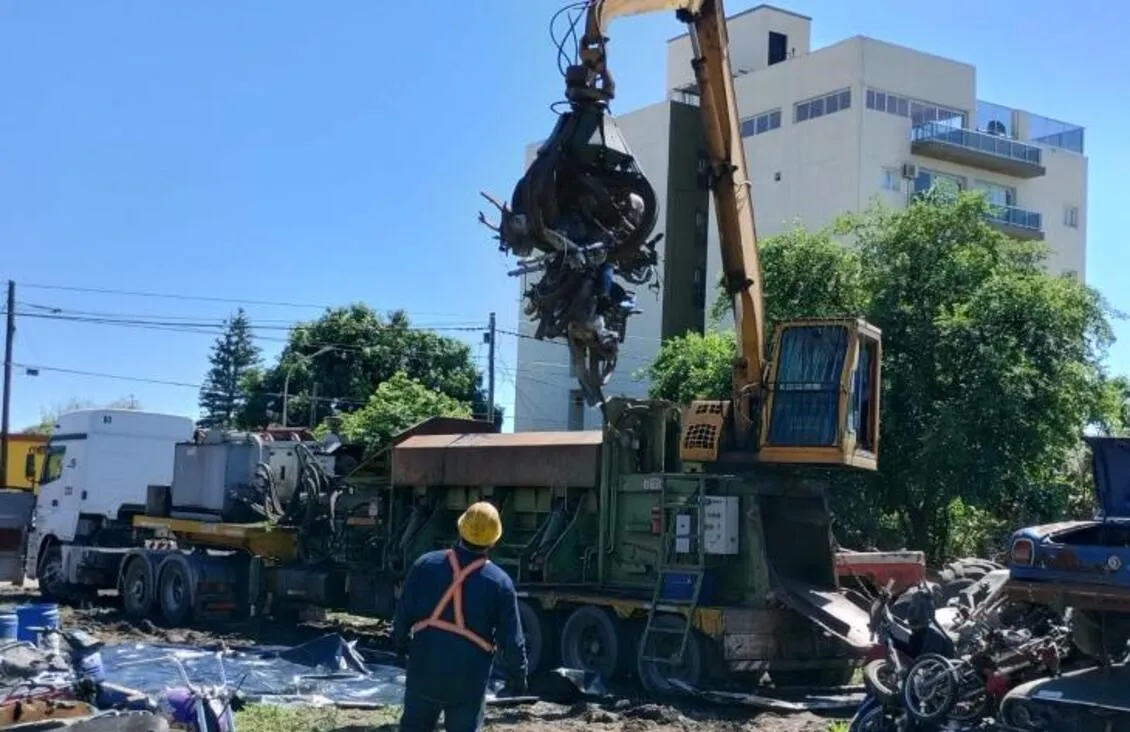 Cerraron un ciclo de compactación de vehículos chatarras en Concepción