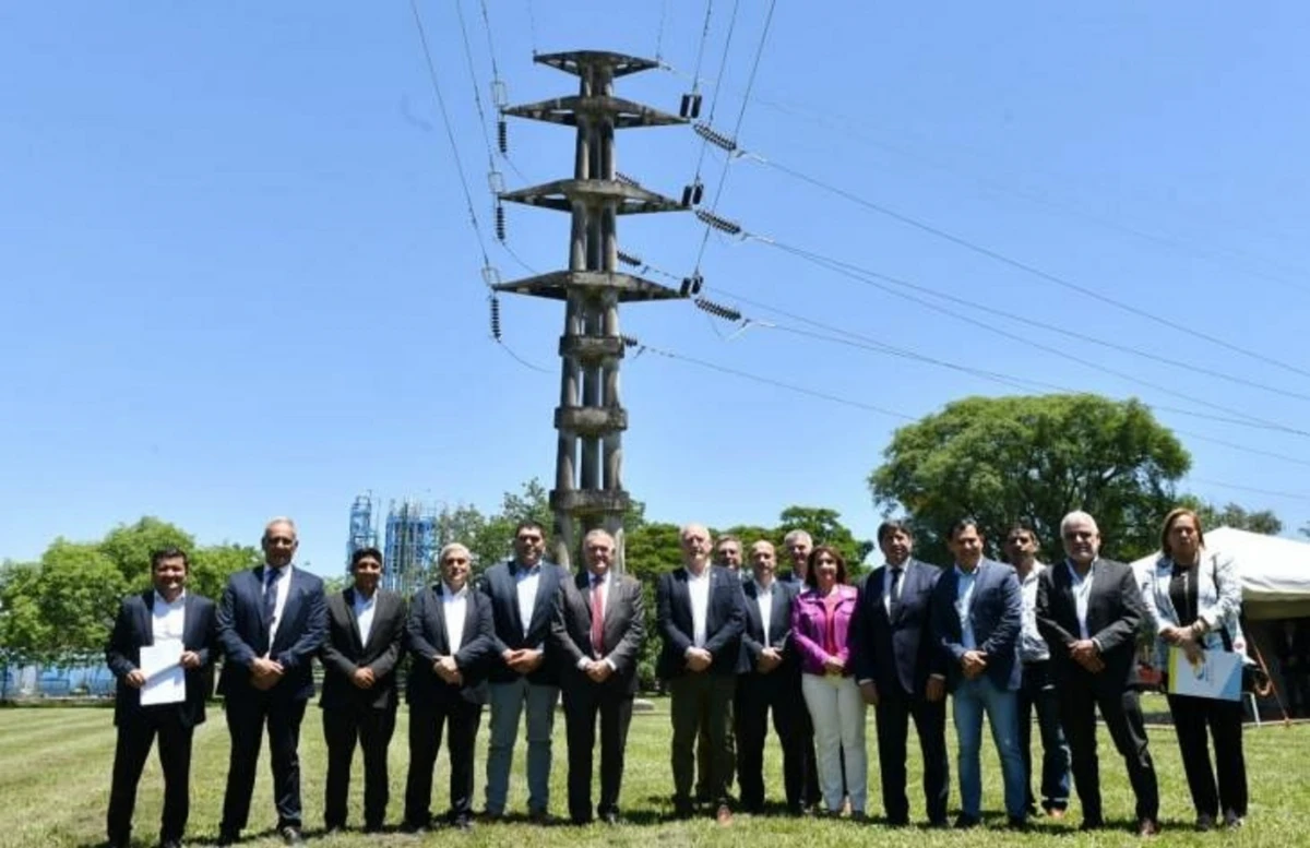 Jaldo, funcionarios y representantes de EDET y Transnoa, en la estación eléctrica. COMUNICACIÓN PÚBLICA