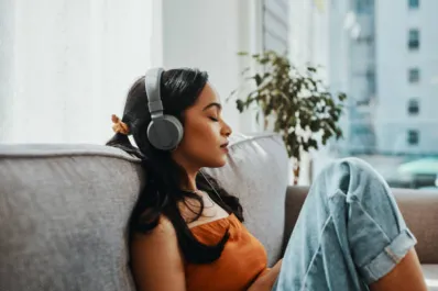 Las razones por las que escuchamos siempre la misma canción, según la psicología