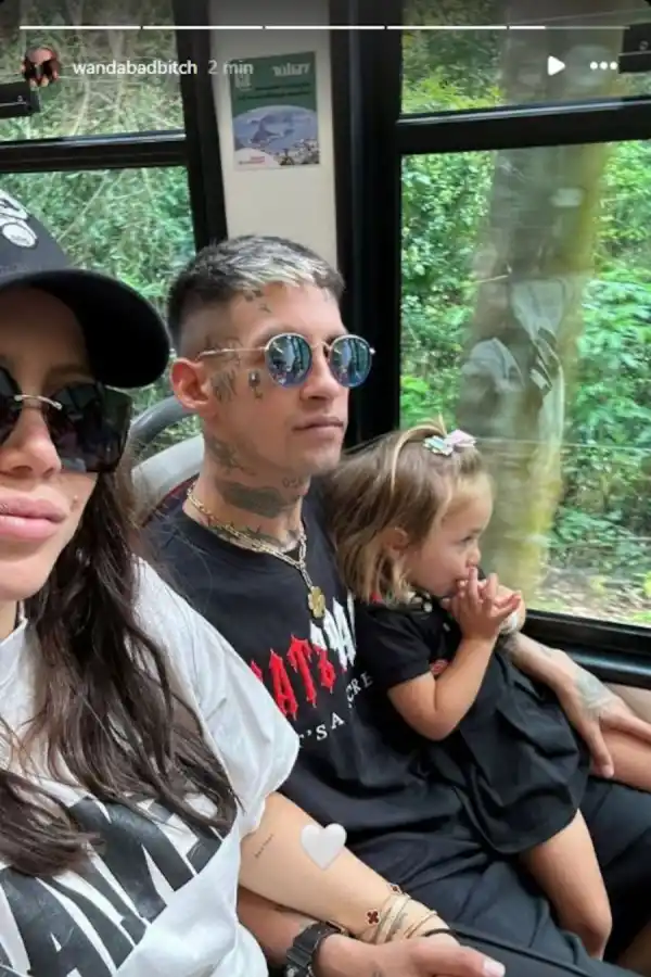 L-Gante y Wanda Nara improvisaron su propia habitación en un aeropuerto de Río de Janeiro