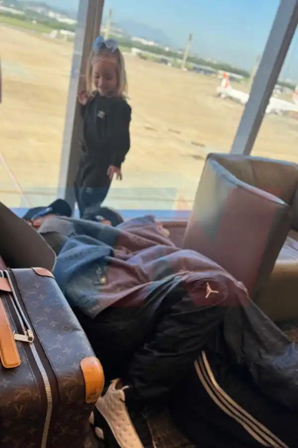 Wanda y L-Gante buscaron la forma de descansar con la cancelación de su vuelo.