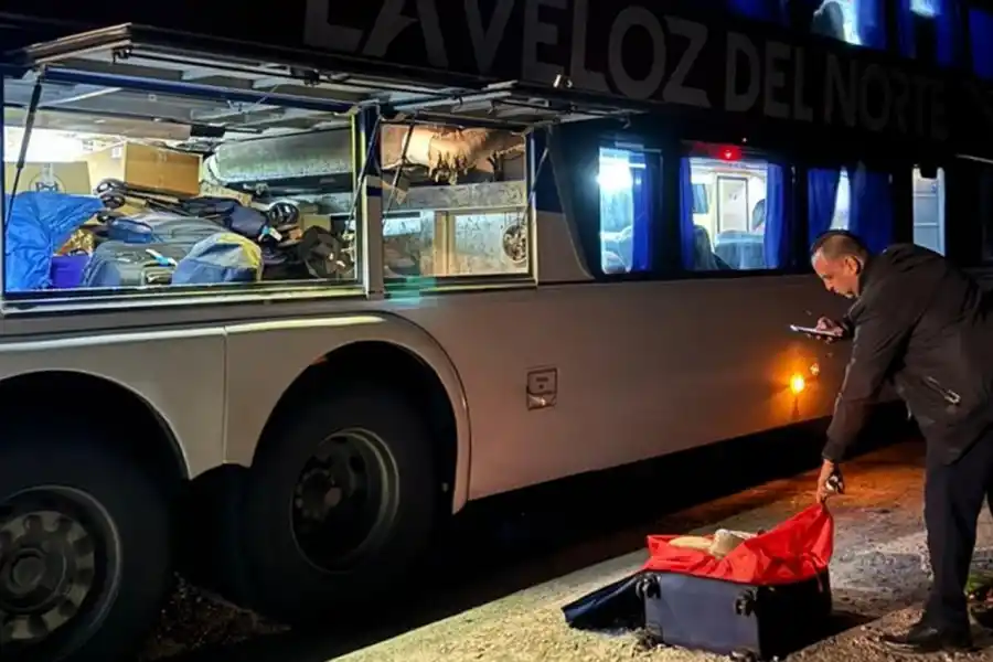 EN LA BODEGA. La valija había sido despachada en Salta por una mujer que fue demorada.