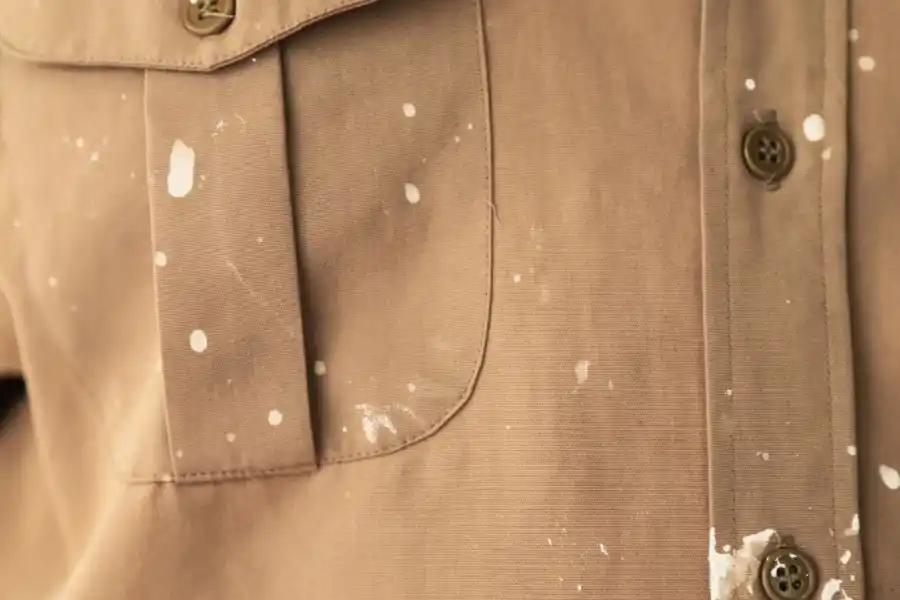 Una mezcla de anilina y agua será suficiente para resolver todo problema de mancha con lavandina.