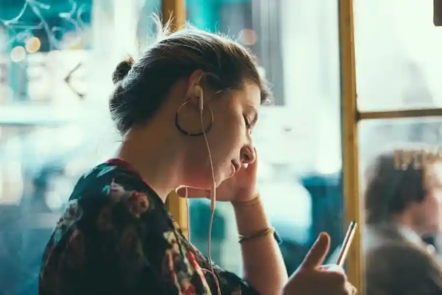 Según la psicología, a tarvés de las melodías familiares podemos sentirnos más cómodos. 