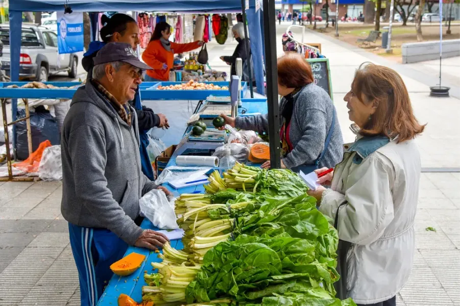 Los vecinos podrán acercarse a cuatro plazas para adquirir alimentos a precios accesibles.