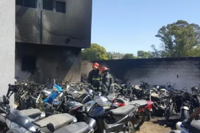 Córdoba: comenzó el juicio contra los policías que hicieron un asado y, sin querer, quemaron 79 motos en la comisaría