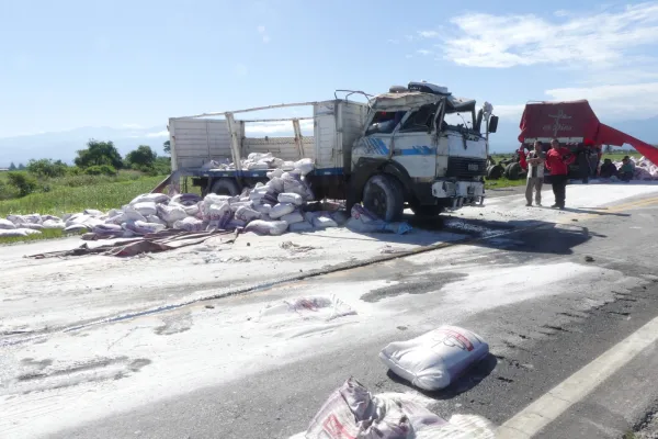 Chocaron un camión con azúcar y un auto en la ruta 38: un hombre murió y otro resultó herido