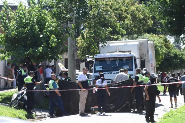 Tragedia en Las Talitas: un joven falleció tras perder el control de su moto y chocar con un camión de basura