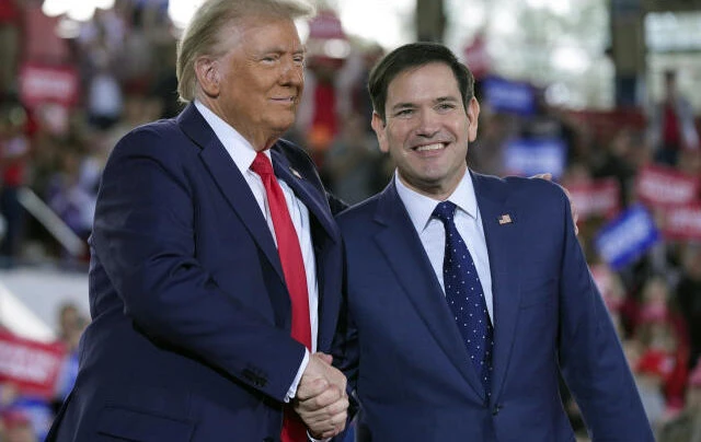 ANTIGUOS RIVALES. Rubio compitió con Trump en las primarias de 2016.