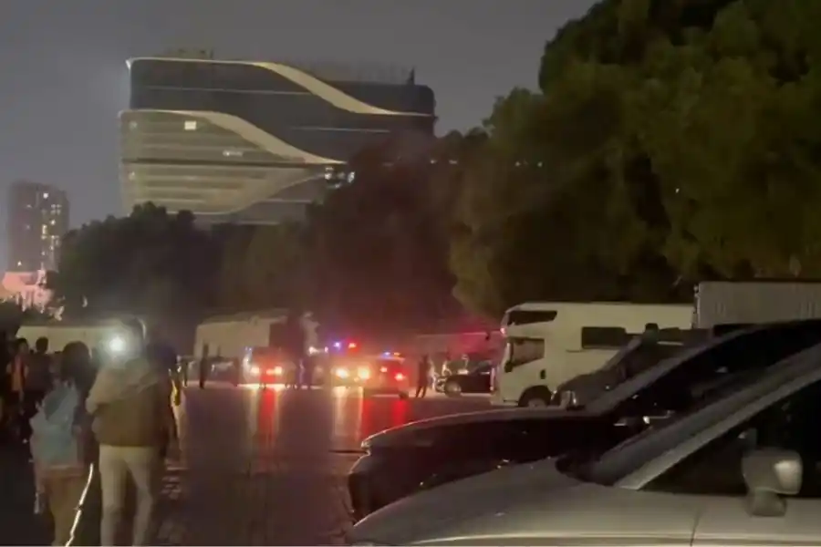 La agresión ocurrió en las afueras de un centro deportivo de la ciudad. 