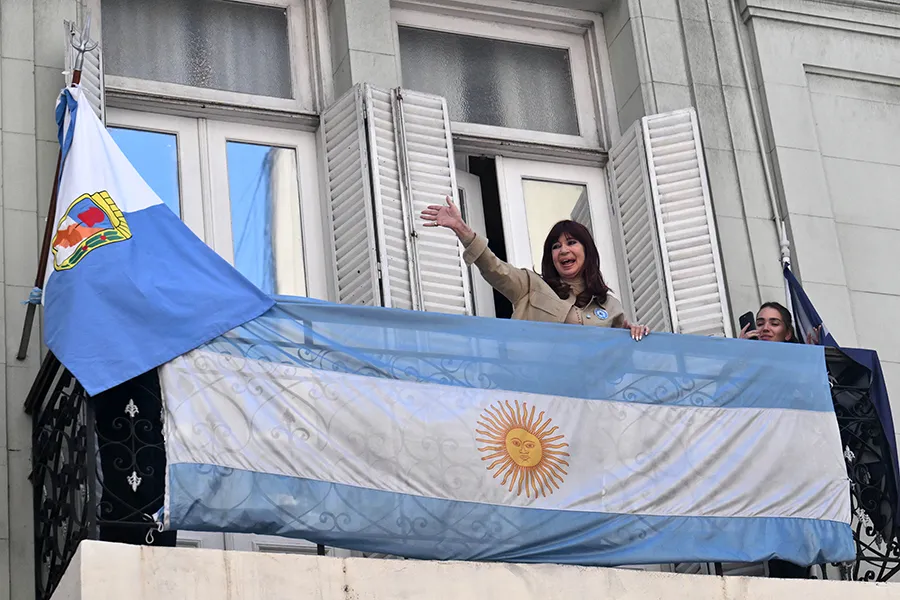 RESPALDO. En el Instituto Patria, donde pasó la tarde de ayer, Cristina agradeció el acompañamiento de militantes que se congregaron para apoyarla. 