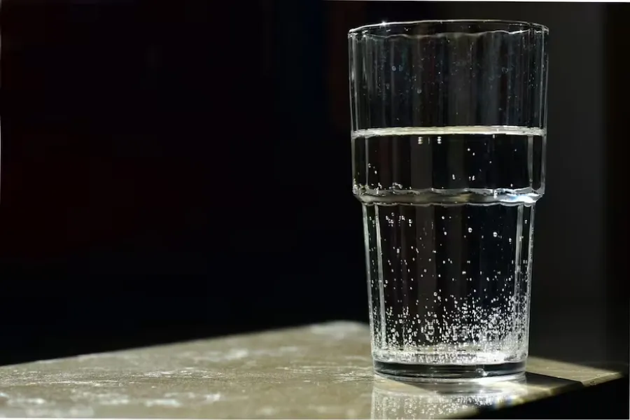 Un vaso de agua con burbujas