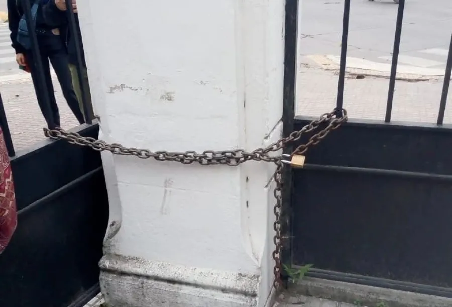 PUERTAS CON CADENAS. La entrada de la facultad permaneció abierta durante la noche del lunes y el martes. / INSTAGRAM @asamblea.estudiantesfaunt