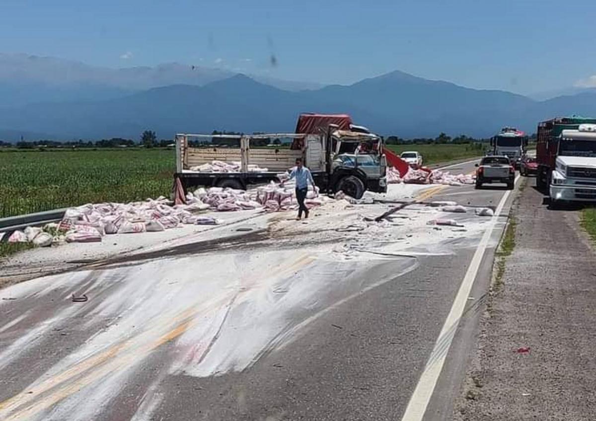 El camión terminó en la orilla de la ruta. 