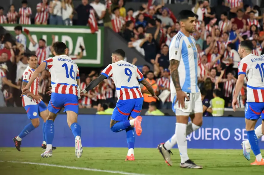 ENDEBLE EN DEFENSA. La Selección no supo mantener la ventaja y cayó 2-1 frente a Paraguay en Asunción.