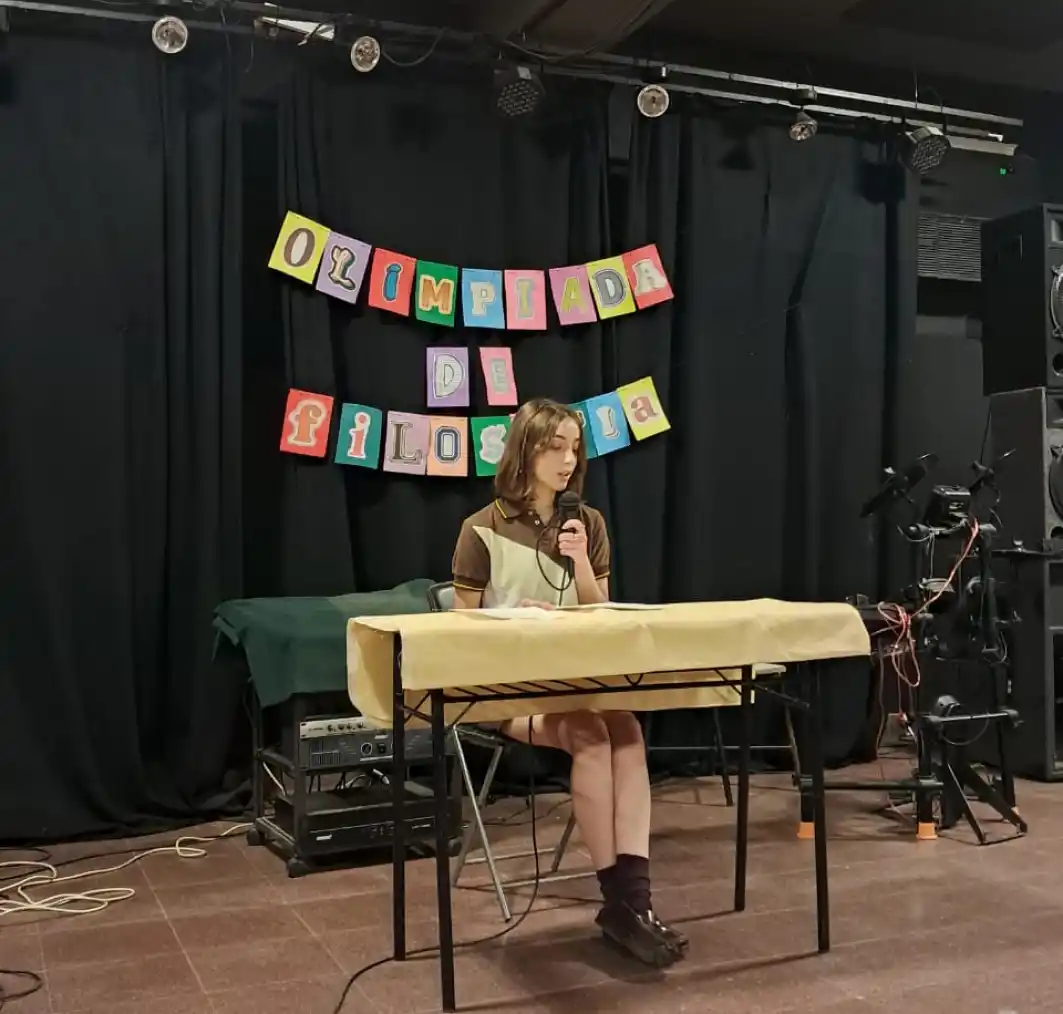 EN ACCIÓN. Marisol durante las Olimpíadas de Filosofía, leyendo su guía para crisis existenciales.