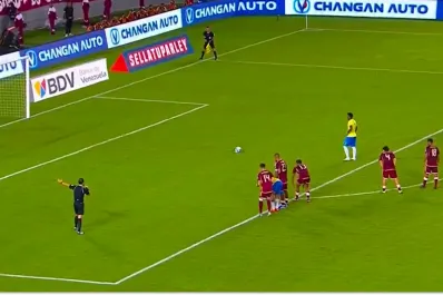 Así fue el penal que falló Vinicius Junior frente a Venezuela