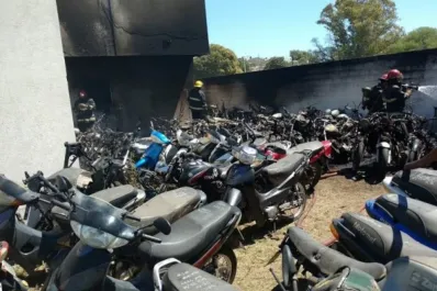 Mientras los policías comían un asado, 79 motos se prendieron fuego en una comisaría