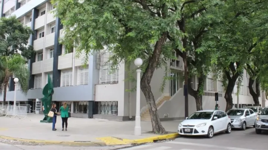 Escándalo en Santiago del Estero: dos empleados fueron descubiertos teniendo sexo en el Palacio de Tribunales