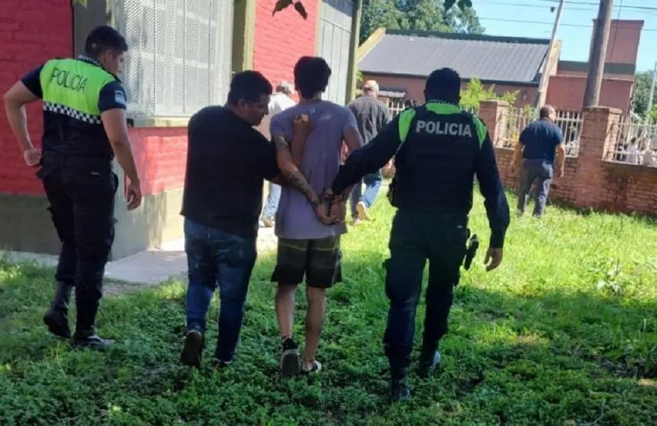 EXITOSA INTERVENCION. La policía logró que un joven deponga su actitud de quitarse la vida junto a su hijo menor de edad.