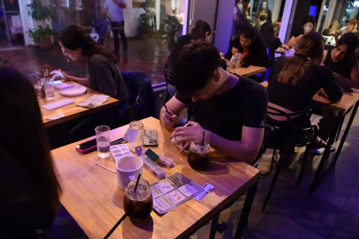 EN PAREJA. Los novios se animan a hacer actividades nuevas.