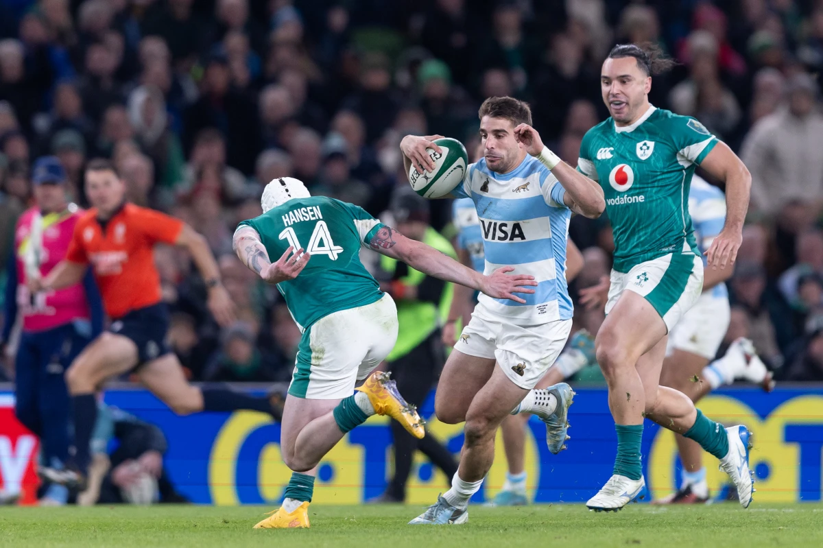 RUMBO AL INGOAL. Juan Cruz Mallía esquiva la marca de Mack Hansen, y se encamina al único try que marcaron Los Pumas en Dublín.