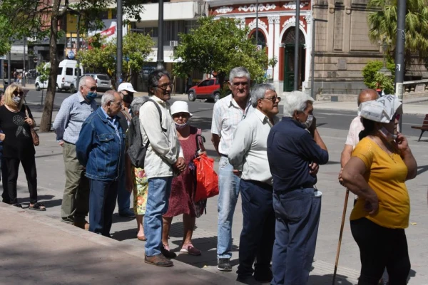 Vivir con una jubilación mínima es una odisea que se hace aún más difícil con un bono congelado