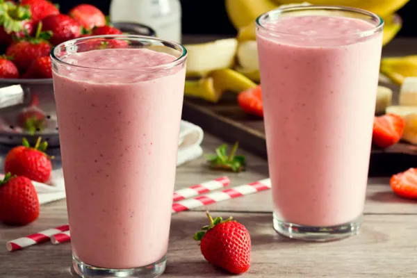 Smoothie de yogur y frutas ultra refrescante y saludable para los días de calor