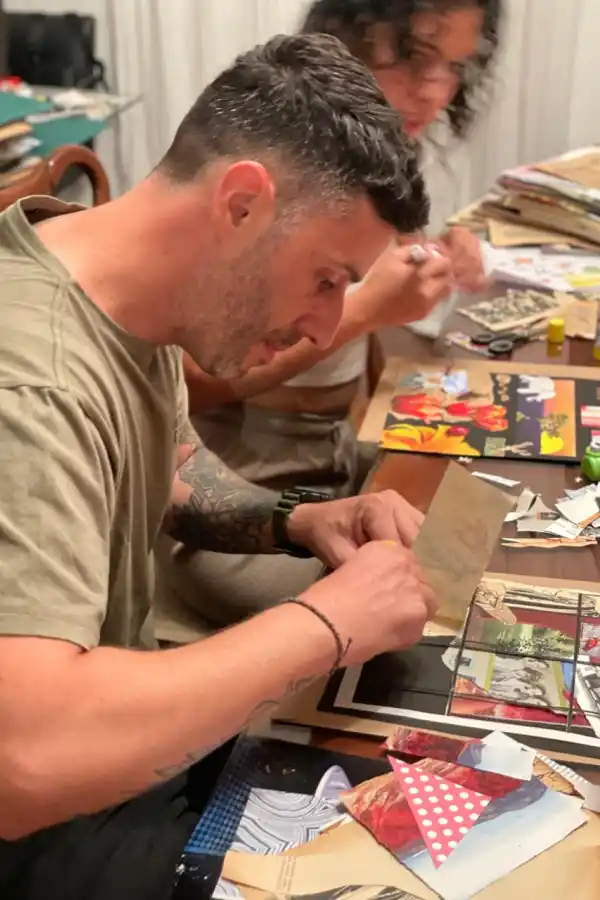 MERIENDAS COLLAGERAS. Los elementos que usan son revistas de los años 50 y 70, tijeras, sellos, hilos y papeles texturados.