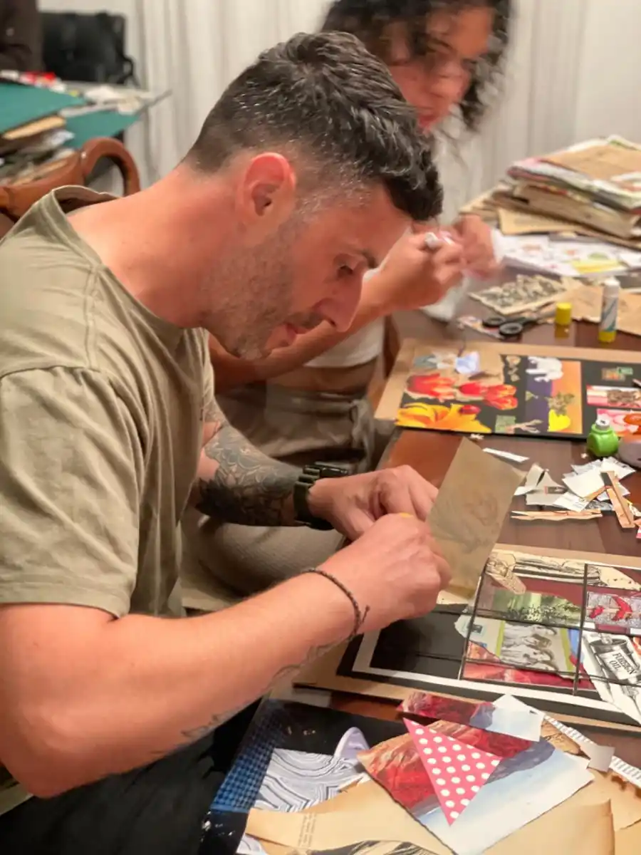 MERIENDAS COLLAGERAS. Los elementos que usan son revistas de los años 50 y 70, tijeras, sellos, hilos y papeles texturados.