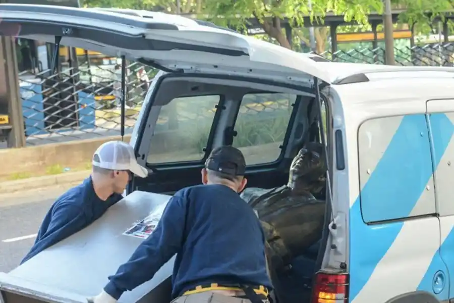 Así se llevaron la pieza que estaba en homenaje al ex presidente.