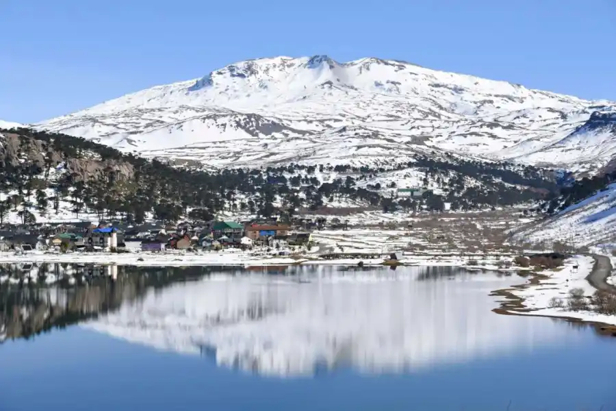 En invierno, Caviahue-Copahue quedan sepultadas por la nieve.