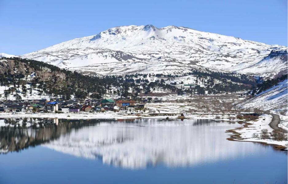 En invierno, Caviahue-Copahue quedan sepultadas por la nieve.