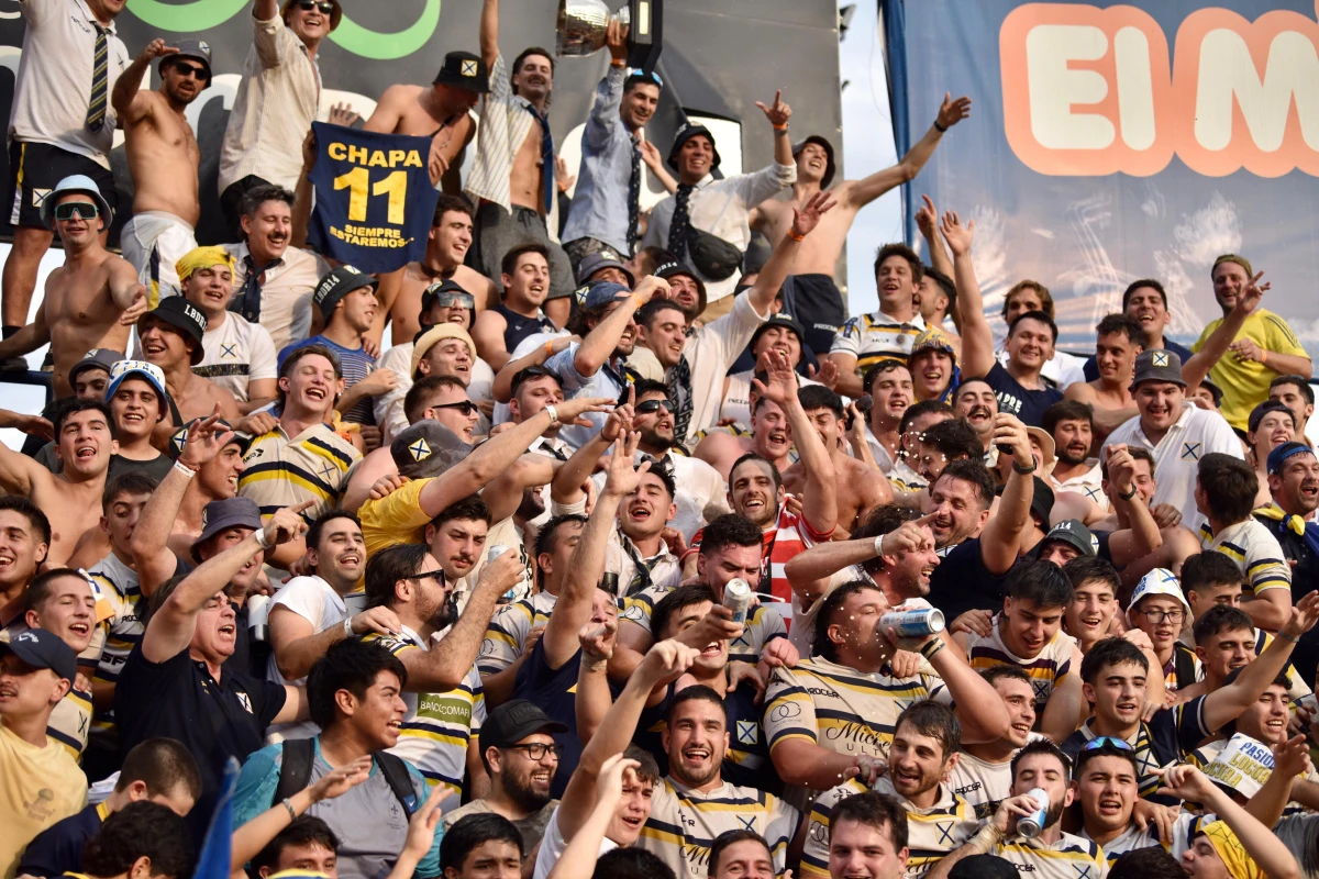 FIESTA. Tras la victoria frente a Alumni, los jugadores de Lawn Tennis se subieron a la tribuna para festejar con los hinchas.