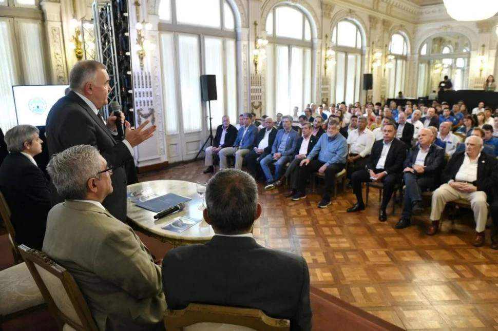 INFORME. El balance de la zafra 2024 fue presentado en el Salón Blanco de la Casa de Gobierno; el gobernador, Osvaldo Jaldo, encabezó el evento.