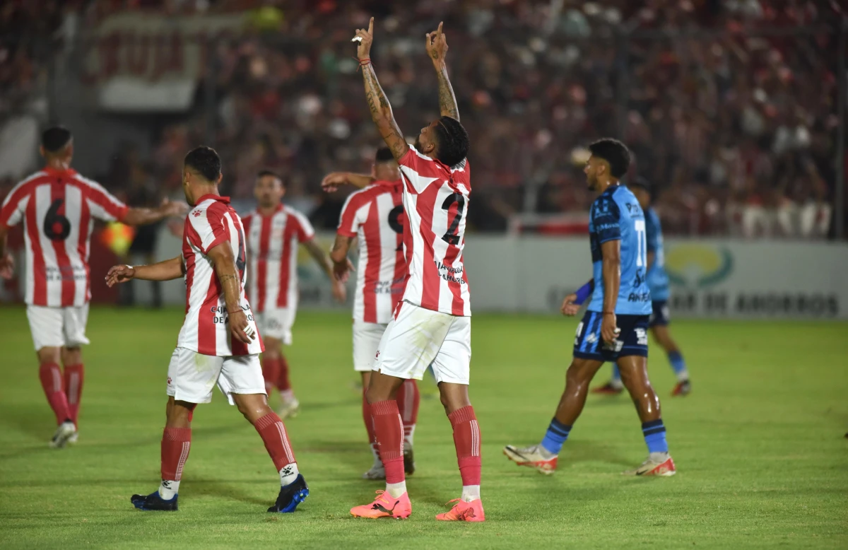 HOMENAJE. Juan Orellana le dedico el gol a un familiar fallecido. 