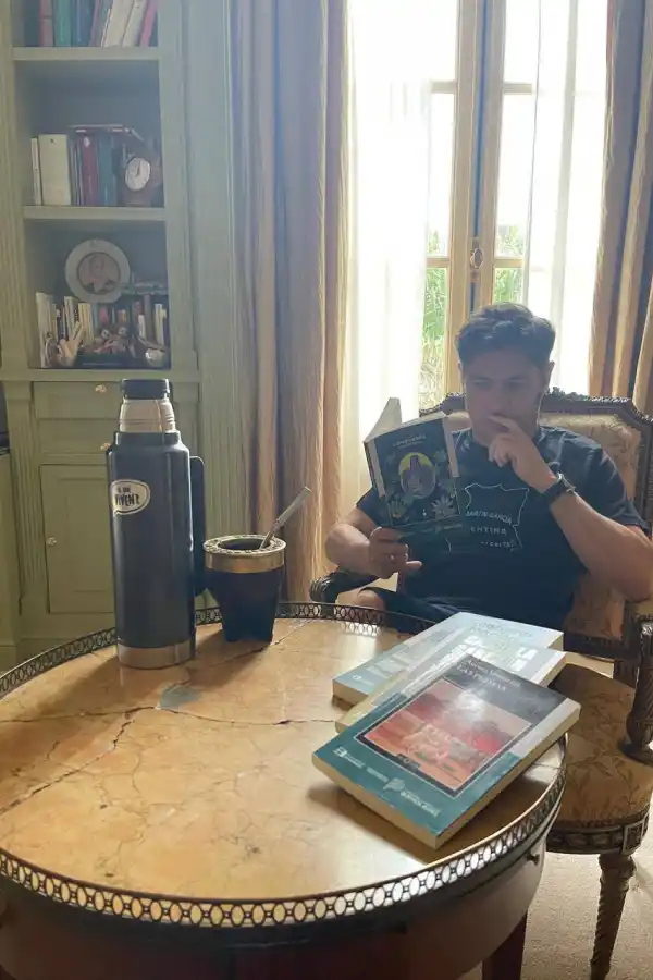 Villarruel cruzó a Kicillof por sacarse una foto leyendo el libro Cometierra