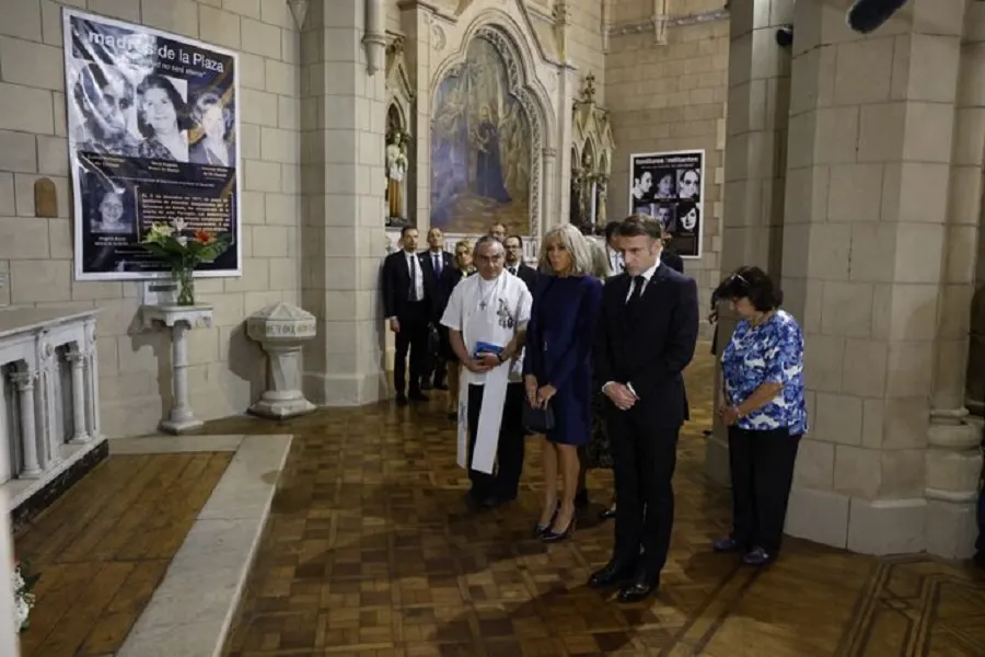 Macron homenajeó en la Iglesia de la Santa Cruz a las monjas francesas desaparecidas