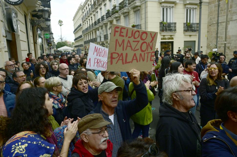 CONTRA EL PRESIDENTE DE VALENCIA. Los manifestantes exigieron que Mazón se vaya. Dijo que no lo hará.