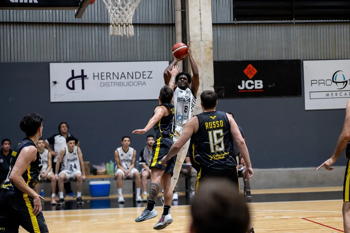 GRAN DESEMPEÑO. Darry Moore aportó un goleo de 22 puntos contra el equipo catamarqueño.