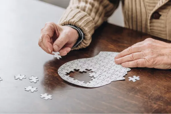 ¿A qué edad comienza a manifestarse el Alzheimer?