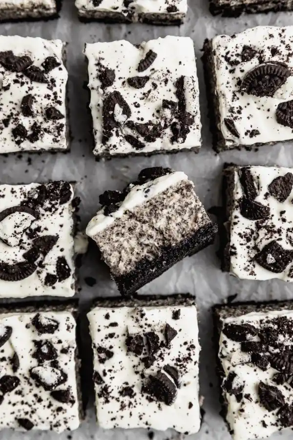 Las barritas de cheesecake de Oreo pueden servirse en fiestas, cumpleaños o en la merienda.