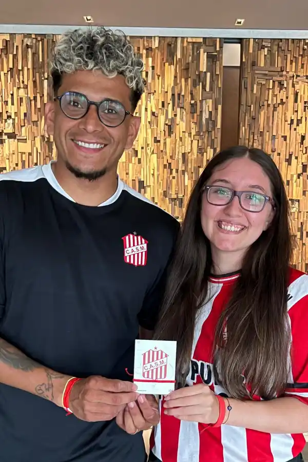 REGALO. Lucas Diarte posa junto a Mara De Mayo y la pulsera.