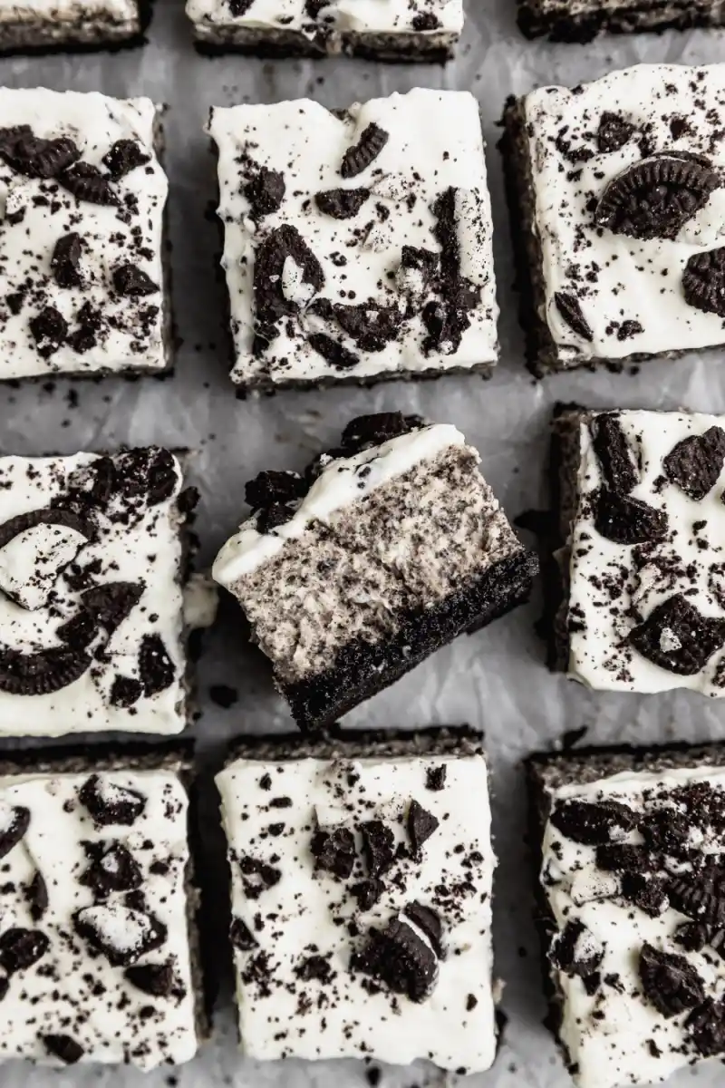 Las barritas de cheesecake de Oreo pueden servirse en fiestas, cumpleaños o en la merienda.