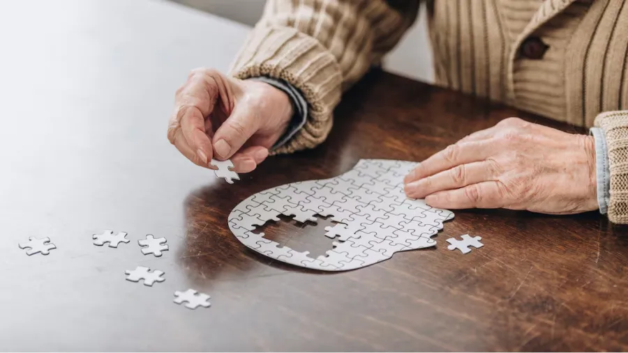 El Alzheimer es una enfermedad progresiva y degenerativa de los nervios centrales