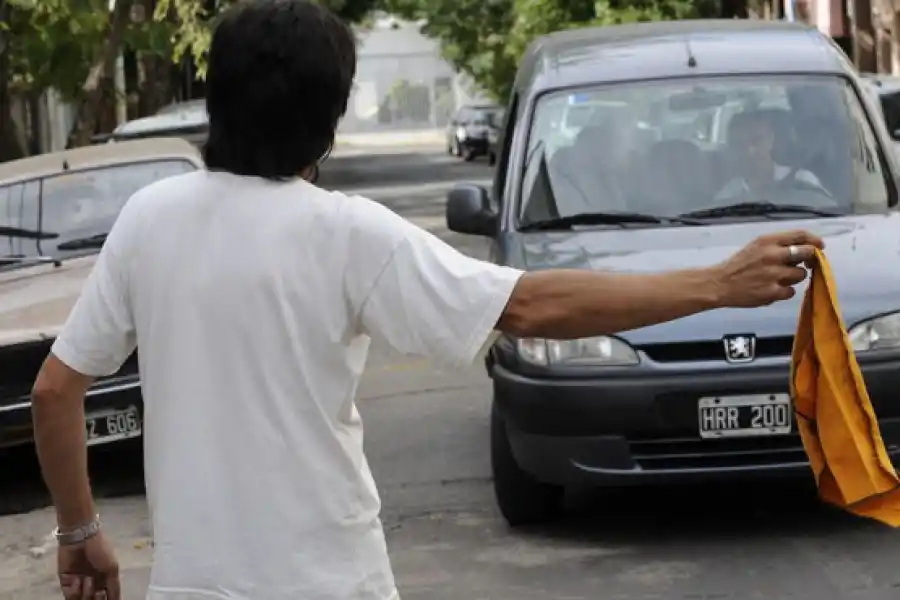 Cuidacoches proponen un estacionamiento medido “solidario”