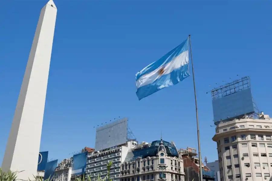 LAS RELACIONES. La discusión sobre la soberanía se pondrá de nuevo en la mesa debido al aceramiento de Milei hacia el presidente electo Trump.