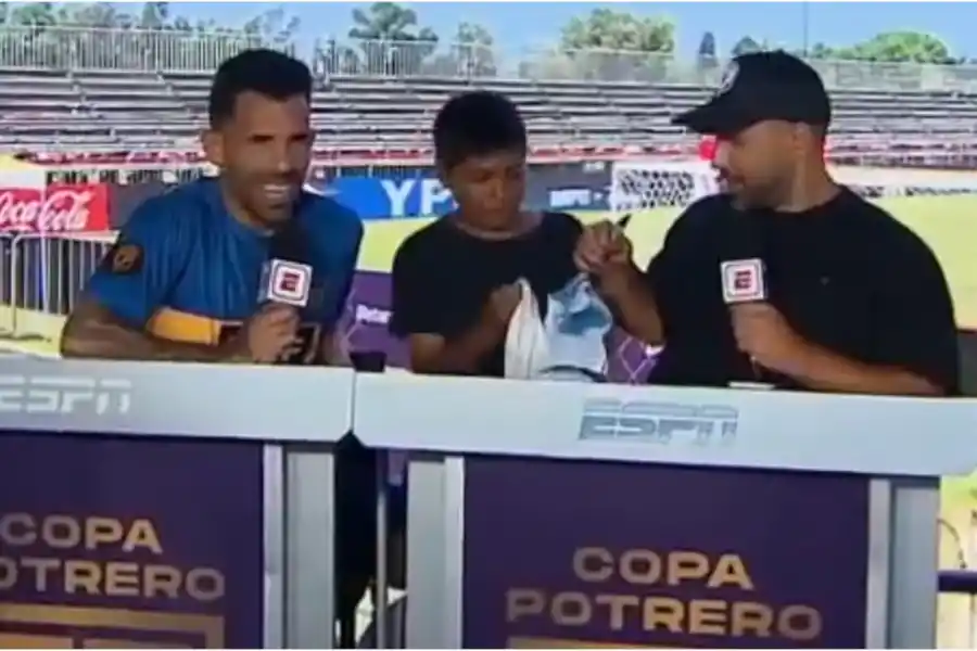 Tévez jugó para el equipo de Fuerte Apache en la Copa Potrero y se viralizó por una curiosa situación